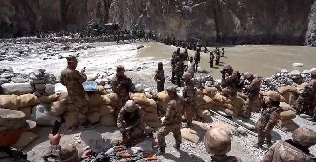 皇冠信用代理_首次曝光！解放军缴获印度英萨斯步枪合影皇冠信用代理，用起来像垃圾！