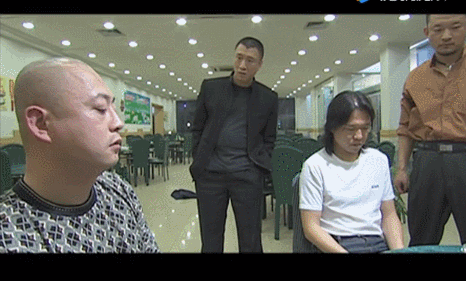 皇冠信用代理_首次曝光！解放军缴获印度英萨斯步枪合影皇冠信用代理，用起来像垃圾！