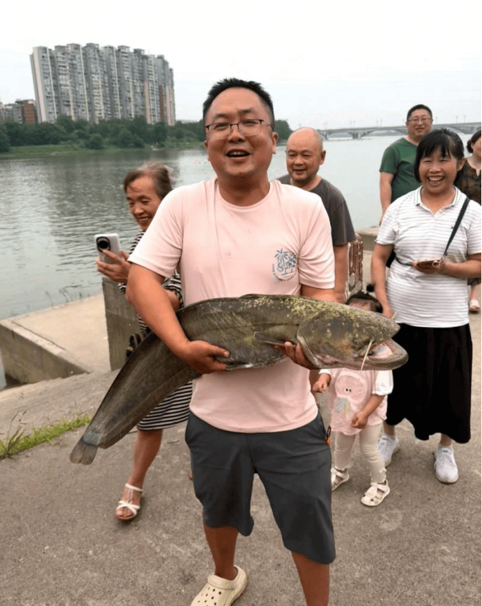 皇冠信用網会员_四川一男子钓1米长大鱼后放生皇冠信用網会员,围观者高呼“卖给我”,回应:钓鱼是为娱乐
