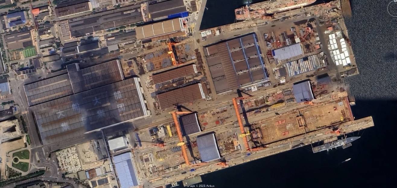 体育皇冠信用网_中国004型核航母初露真容体育皇冠信用网，42米宽300米长，排水量或超11万吨？