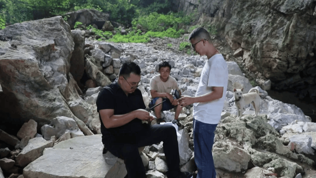 日本J2联赛_广西一村疑现大型野生动物：脚印如拳大日本J2联赛，目击者称其黄黑相间，当地已装监测设备