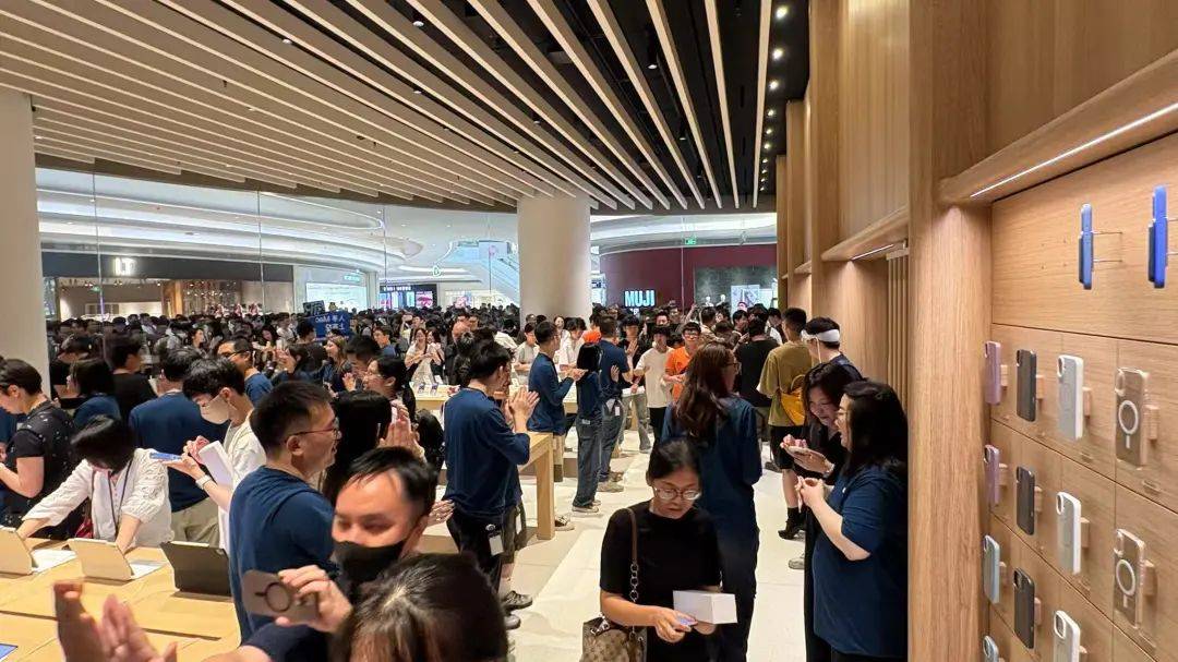 英格兰甲组联赛
_大量深圳人涌入英格兰甲组联赛
!有人通宵“打地铺”排队……