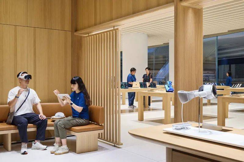 英格兰甲组联赛
_大量深圳人涌入英格兰甲组联赛
!有人通宵“打地铺”排队……