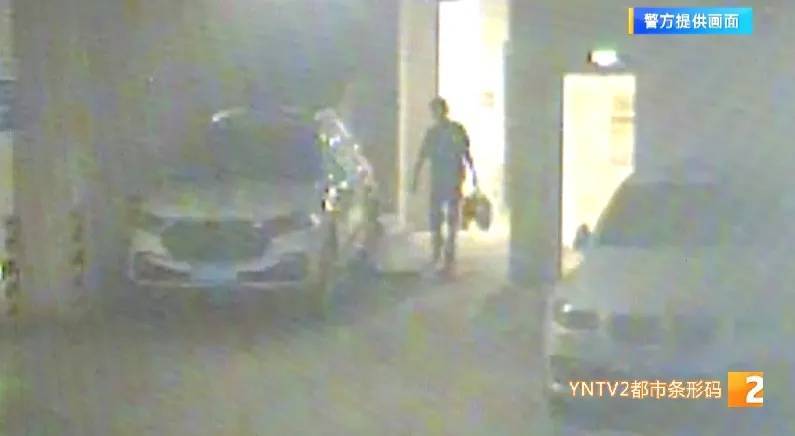 瓦埃勒vs米迪兰特_凌晨怪事！男子提着茅台袋子在车库瓦埃勒vs米迪兰特，翻垃圾桶竟为了.....