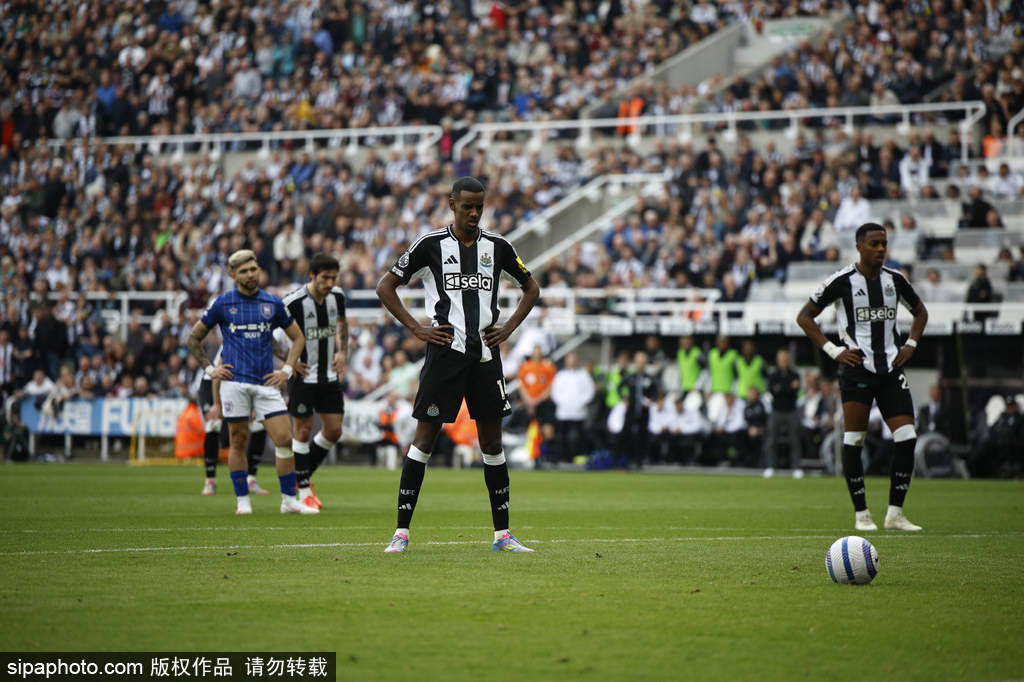 皇冠信用网代理出租_埃迪·豪急盼解决伊萨克转会皇冠信用网代理出租，纽卡球迷怒斥利物浦目标