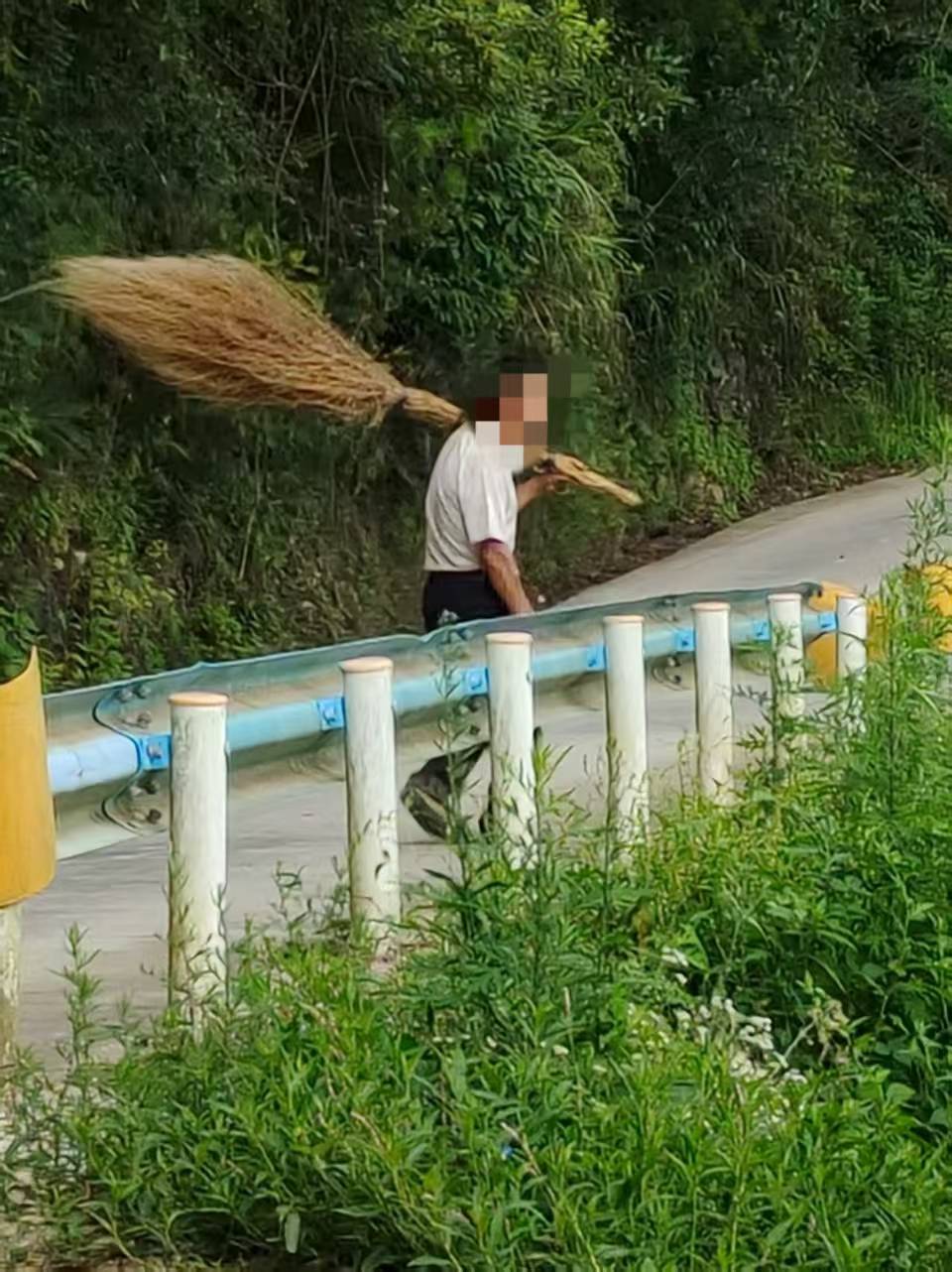 皇冠信用網开户_贵州老伯捡到00后村官丢弃旧照皇冠信用網开户，误以为重要资料怀揣一月等送还，当事人：超感动