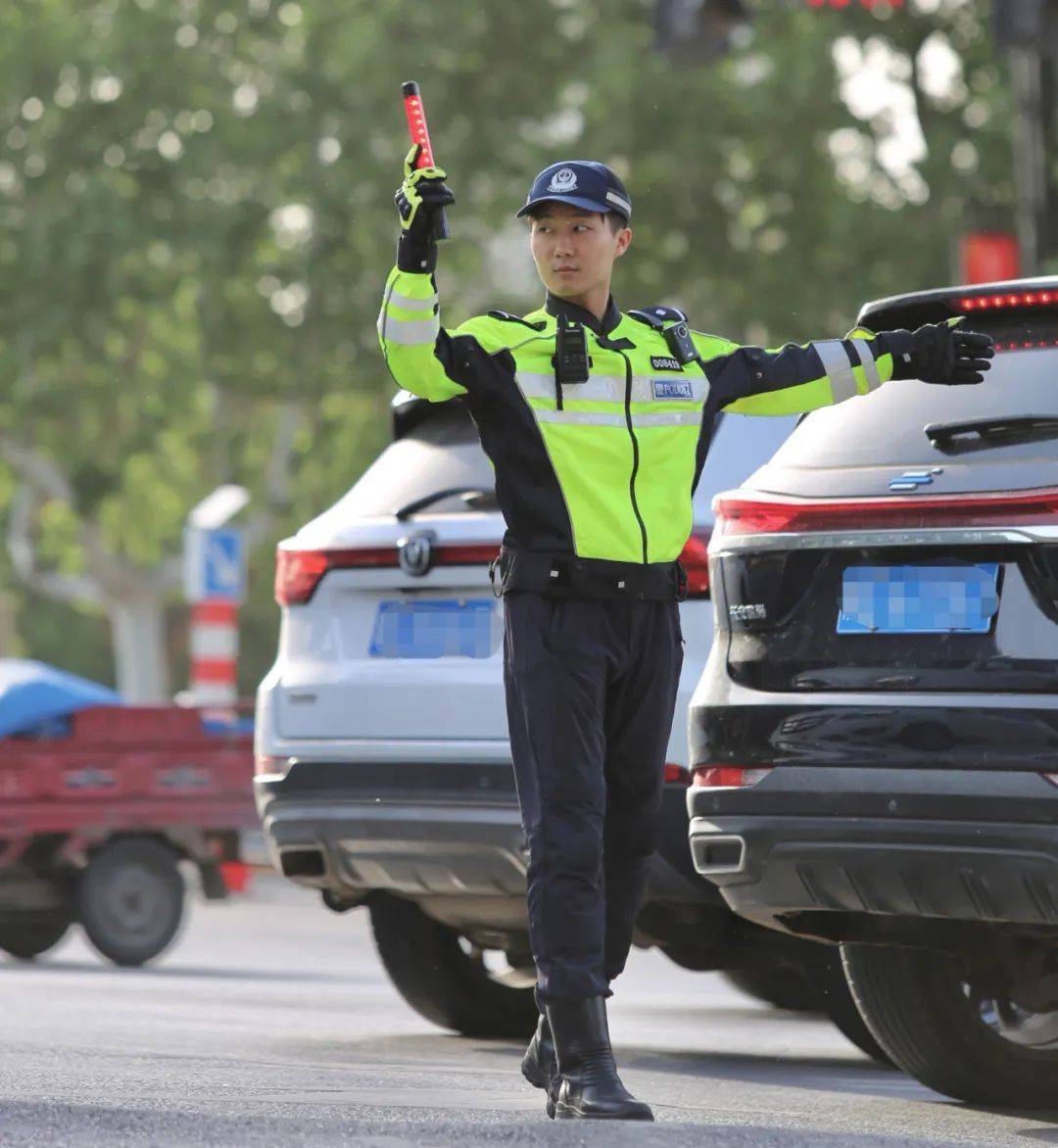 皇冠信用网正网_货车司机被交警弄哭了皇冠信用网正网，网友：处理得好！