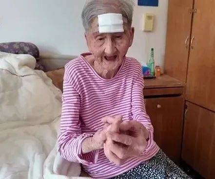 捷克甲组联赛 _太突然！上海98岁阿婆拿起剪刀捷克甲组联赛 ，一把剪掉头上的“角”！网友：对自己够狠