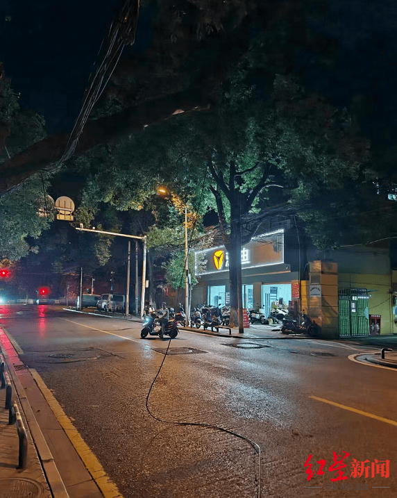 皇冠信用網APP下载_男主播骑车载女友回家被路边掉落网线勒伤脖子皇冠信用網APP下载，索赔3万陷僵局 律师解读该谁赔