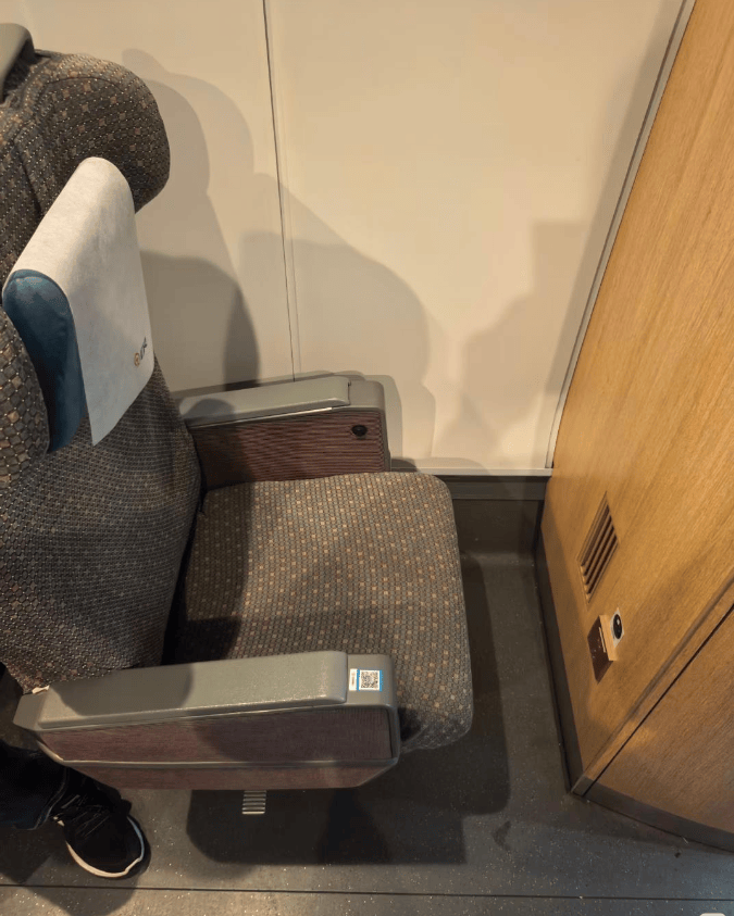 信用网如何申请_“身高一米八根本坐不进去!”乘客吐槽高铁特等座挤信用网如何申请,12306客服回应