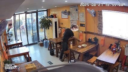 皇冠信用网代理注册_用餐男子5分钟抽40张纸巾擦拭皇冠信用网代理注册,老板娘怒发视频称太浪费;律师:发视频要注意法律风险