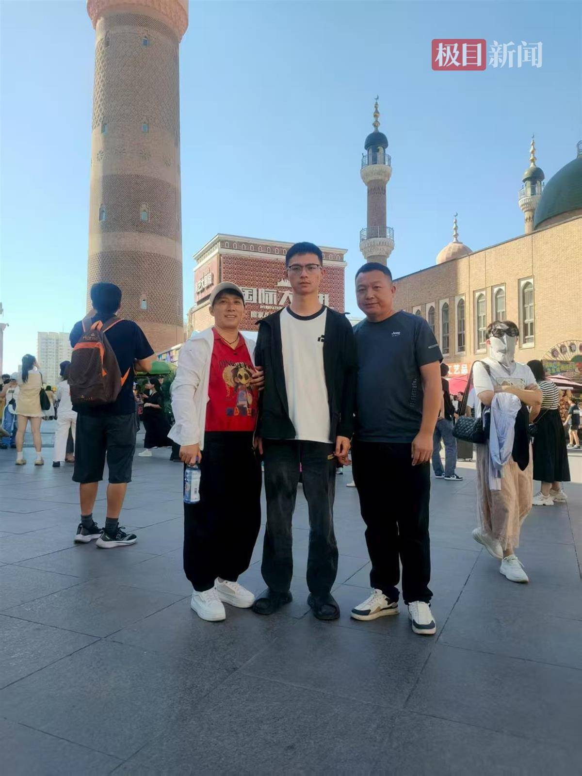 温特图尔Vs苏黎世_安徽夫妇自驾送儿子去新疆石河子上大学:6天穿越3700公里温特图尔Vs苏黎世,沿途打卡景点每天还直播7小时,刚到校就被粉丝认出