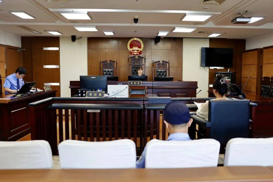 阿塞纳希切万vs卡巴拉_女子与妹妹因清理狗屎发生争执阿塞纳希切万vs卡巴拉，将2只狗从21楼扔下摔死，狗买回不到一个月，最小1斤重