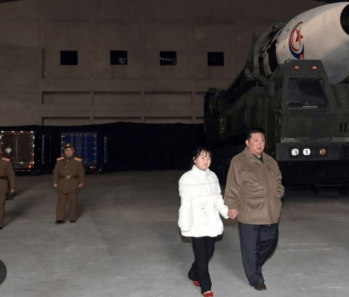 禾特vs诺霍斯_金正恩女儿首登国际舞台禾特vs诺霍斯，引爆接班传闻！英国首相被架空，工党内斗成全武行…