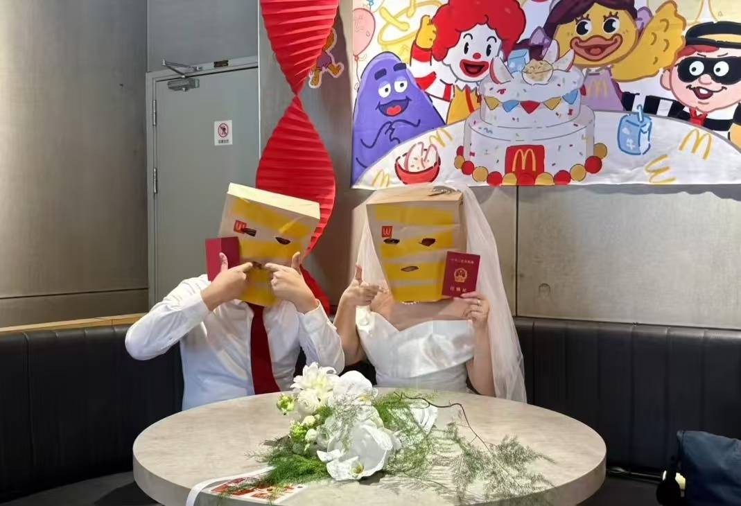 皇冠信用网登3代理_新人回应在麦当劳办婚礼：选在第一次约会的那家皇冠信用网登3代理，人均80元，朋友们觉得很新奇