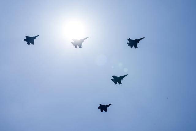 ﻿﻿木浦vs杨平_中国军队五型隐身战机首次天安门“同框”