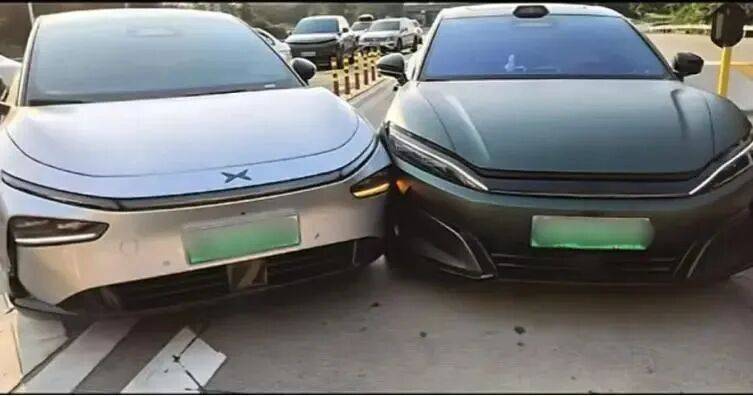 摩顿城精英 vs 伊斯特恩沙伯_高速出口被蹭ETC摩顿城精英 vs 伊斯特恩沙伯，车主直接撞上去！责任怎么算？