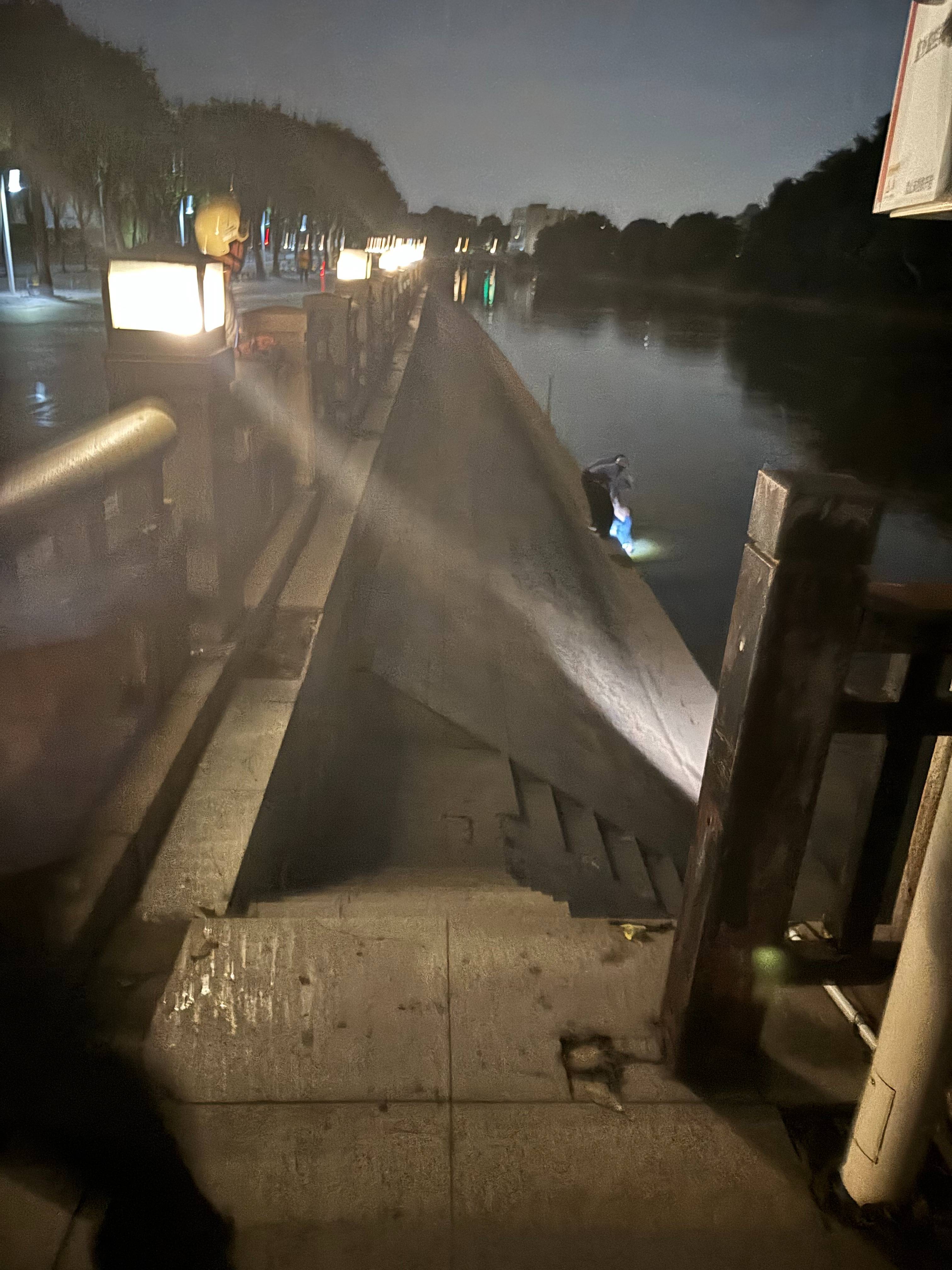 皇冠代理登录地址_“有人吗？”东莞女子中元节深夜遛狗突传呼唤声皇冠代理登录地址，“全程令人不安”，原是夜跑者求救