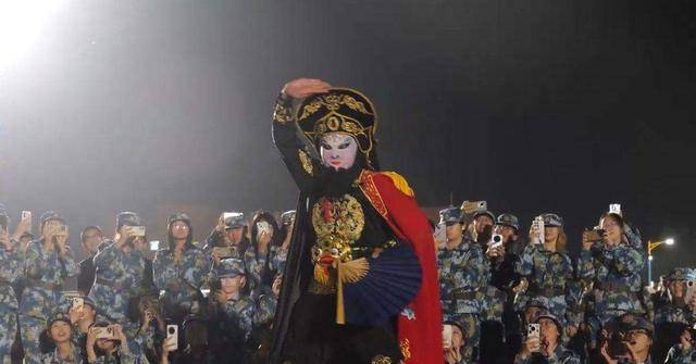 牙买加 vs 千里达及多巴哥_兰州大学军训期间大一女生表演川剧吐火牙买加 vs 千里达及多巴哥，校方：学生来自东北，因个人爱好自学