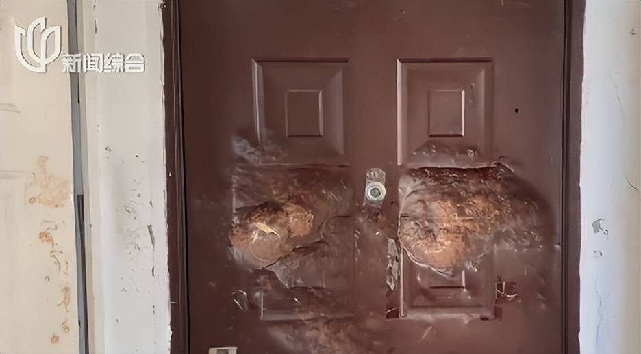 皇冠信用网代理注册_上海女子吓坏！54岁男邻居楼道内一丝不挂皇冠信用网代理注册，还用榔头猛砸她家大门！居委会：他母亲去世，心情郁闷