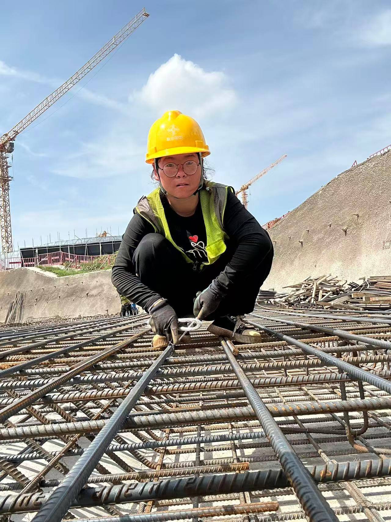 皇冠信用需要押金吗_00后女孩工地绑钢筋5年成家里经济支柱：汗水流进眼睛特别疼皇冠信用需要押金吗，工友让我干轻松的活