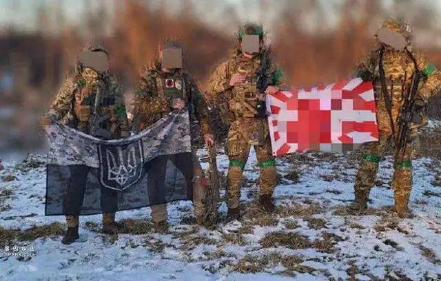 皇冠信用网会员开户申请_离谱皇冠信用网会员开户申请！俄罗斯把日本雇佣兵俘虏关笼子里游街示众？和中国有关系？