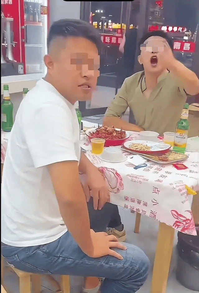 皇冠信用網如何申请_警方通报“女子吃夜宵被陌生男子摸头辱骂”：闵某某(男皇冠信用網如何申请，34岁)被拘