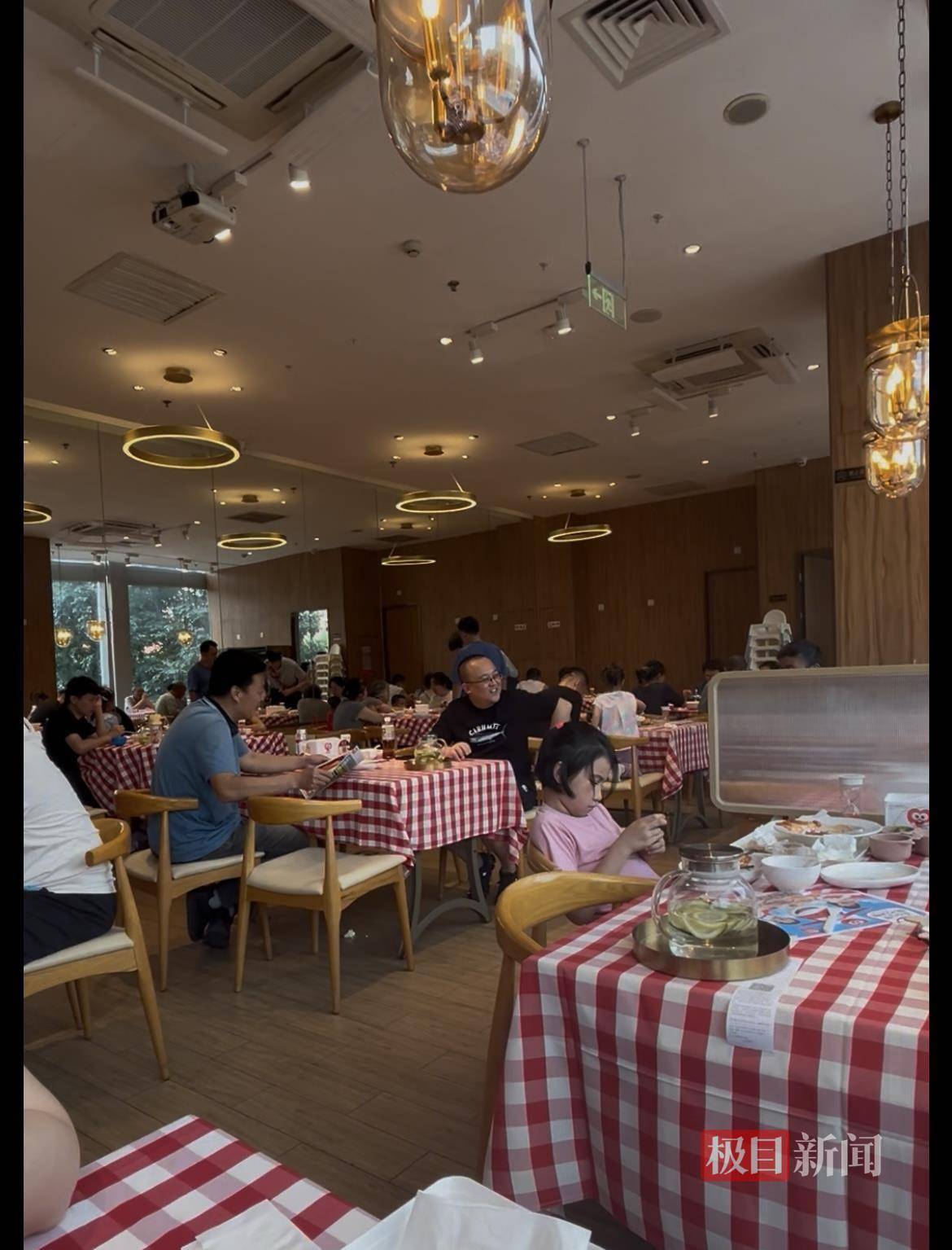 皇冠信用盘会员开户_实探罗永浩就餐的西贝门店：40余桌基本坐满皇冠信用盘会员开户，老罗包间上午10点就被预定，有顾客大喊“特意来支持贾总”