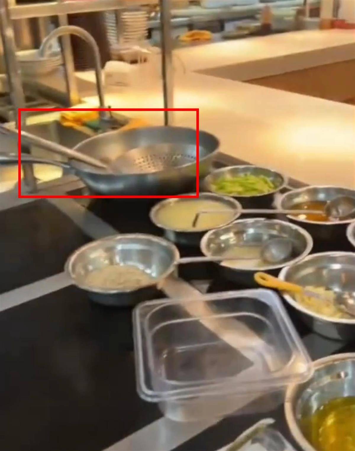 白俄罗斯超级联赛_西贝员工用漏勺疏通厨房下水道引质疑白俄罗斯超级联赛，锅里有个相似漏勺，客服：工具选用和操作不规范