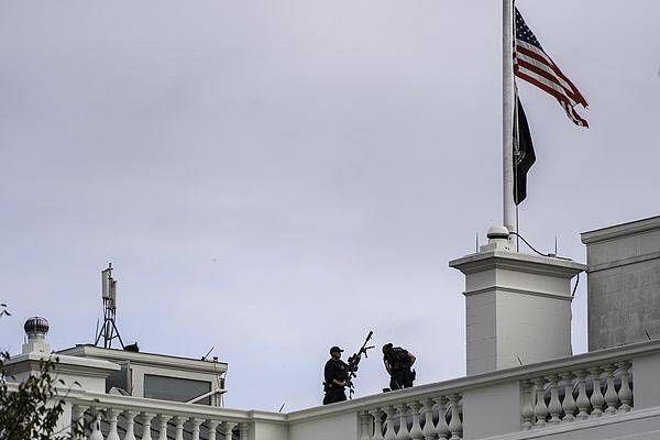 芬兰丙组联赛_锐评｜白宫的半旗还没回升芬兰丙组联赛，舆论场已打响了新的“战争”
