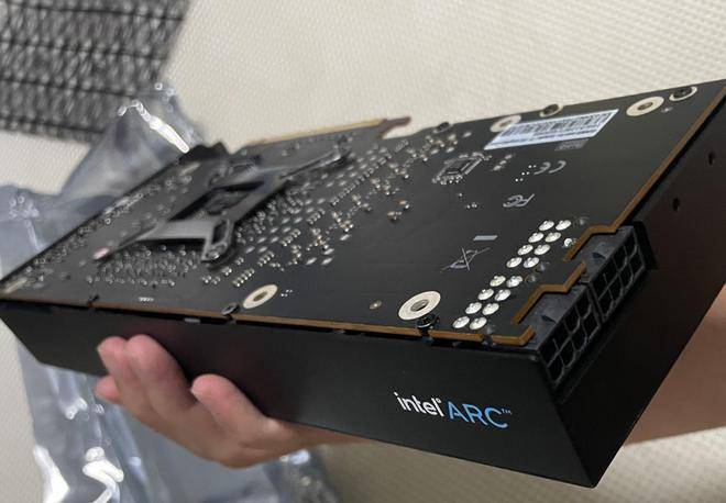 皇冠皇冠足球平台_448EU + 16GB 显存皇冠皇冠足球平台，蓝戟英特尔 Arc A760A / A570 16GB 样卡现身