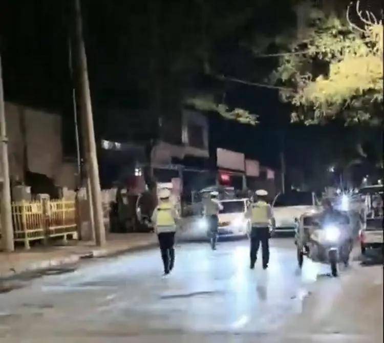 皇冠信用盘怎么申请_河北一汽车在查酒驾时强行倒车逃离皇冠信用盘怎么申请，撞上三轮和特斯拉，当地警方：正在追查