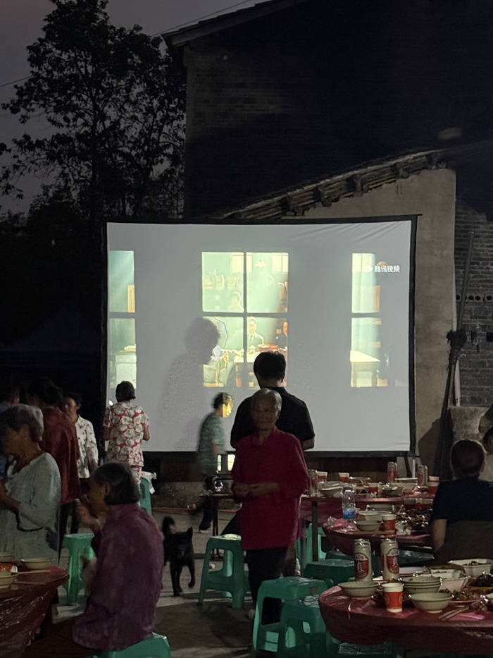 皇冠代理註冊_22岁绝症女孩宴请全村看电影皇冠代理註冊，哽咽嘱托村民：“我走后，请替我关照父母”