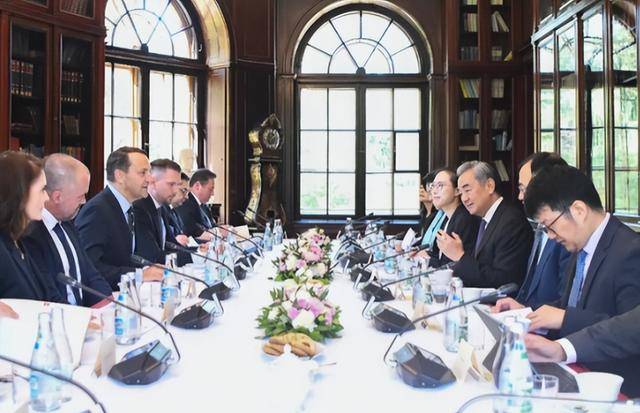 皇冠信用网站_波兰承诺：确保中欧班列畅通！勒索中国一石三鸟皇冠信用网站，我们如何破局？