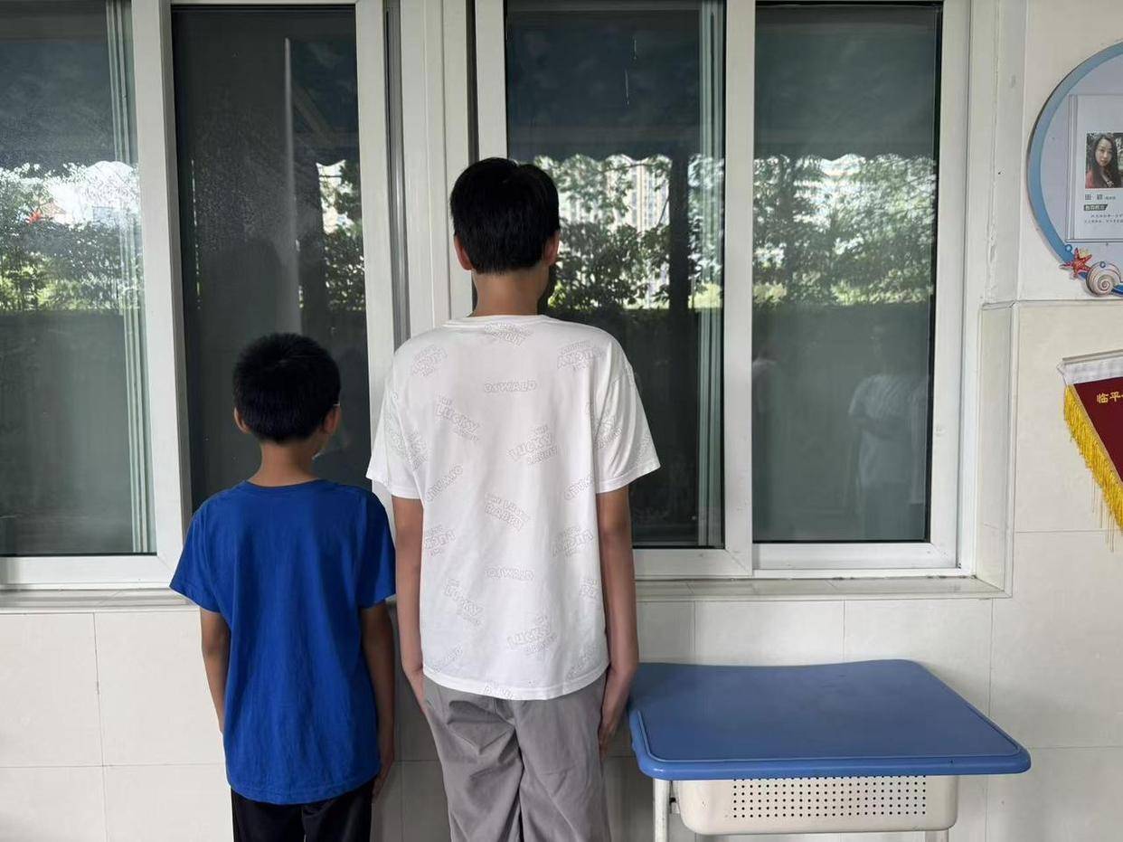 皇冠信用网会员开户_一下蹿高5厘米皇冠信用网会员开户,杭州初二男生开学喊背疼!妈妈意外发现:竟和课桌椅有关