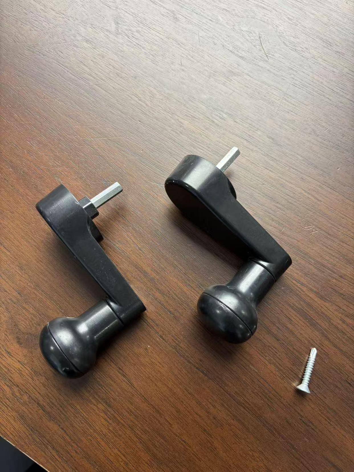 皇冠信用网会员开户_一下蹿高5厘米皇冠信用网会员开户,杭州初二男生开学喊背疼!妈妈意外发现:竟和课桌椅有关