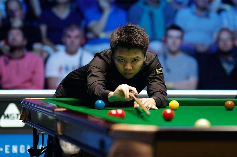 皇冠体育App下载_斯诺克英格兰公开赛｜周跃龙独闯四强 撑起中国军团门面