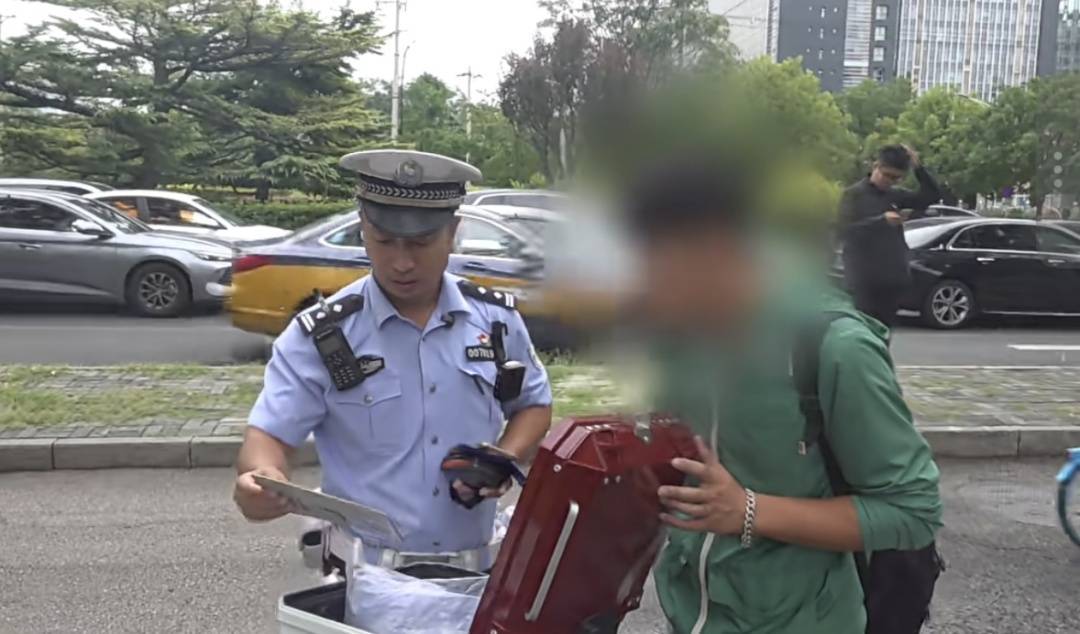 皇冠信用網去哪里弄_“你明白吗?”北京街头一驾驶员连怼交警皇冠信用網去哪里弄!交警:我不明白