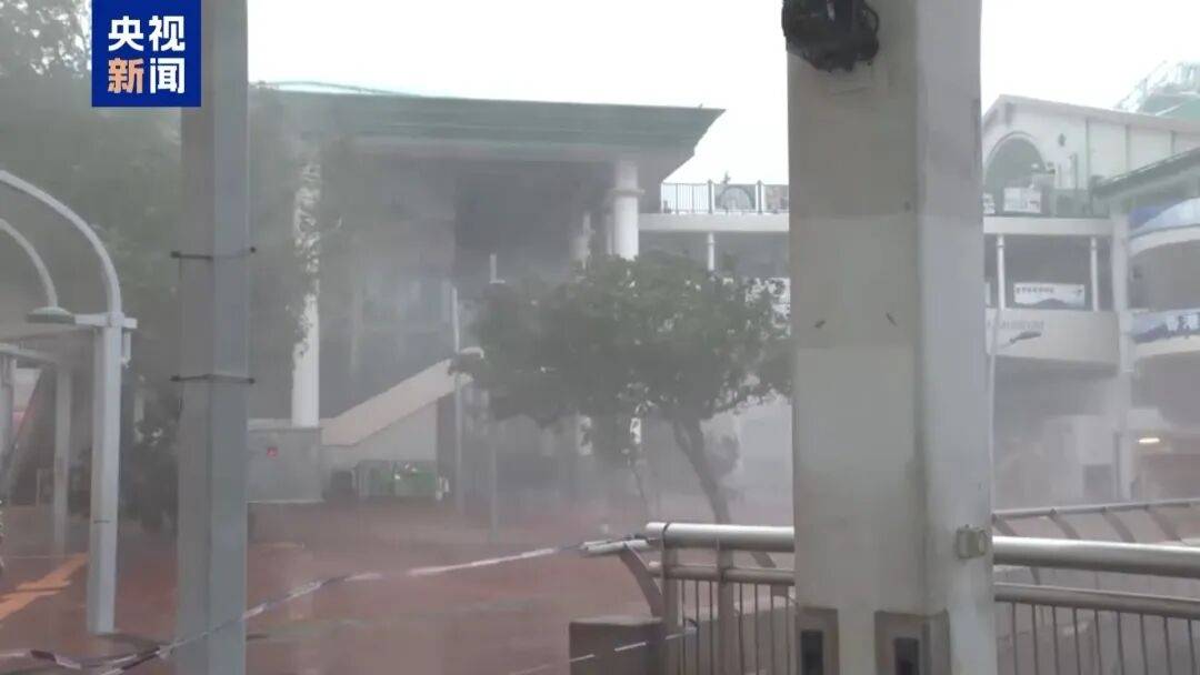 皇冠信用网押金多少_香港一酒店大门被海水冲破皇冠信用网押金多少，海水倒灌有人被冲倒，涉事酒店：未造成伤亡，仍在营业