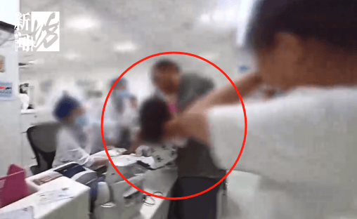 皇冠信用网代理登3_事发上海晚高峰！汹涌车流中皇冠信用网代理登3，一男子绝望跳车，直奔民警而去……