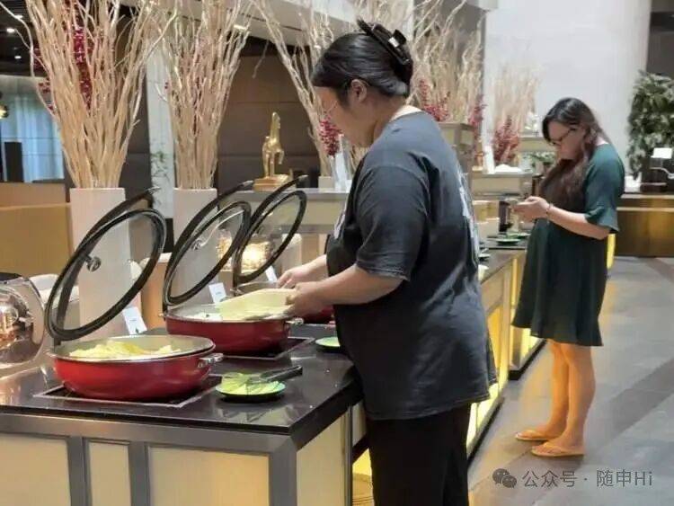 皇冠信用网怎么弄_上海五星级酒店皇冠信用网怎么弄,突然大排长龙!25元装满满一盒,菜品可自选,市民直呼划算