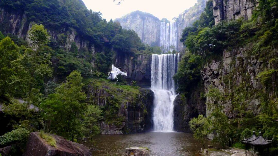 皇冠足球平台代理申请_女生瀑布前拍视频皇冠足球平台代理申请，空中突然飘来一排人