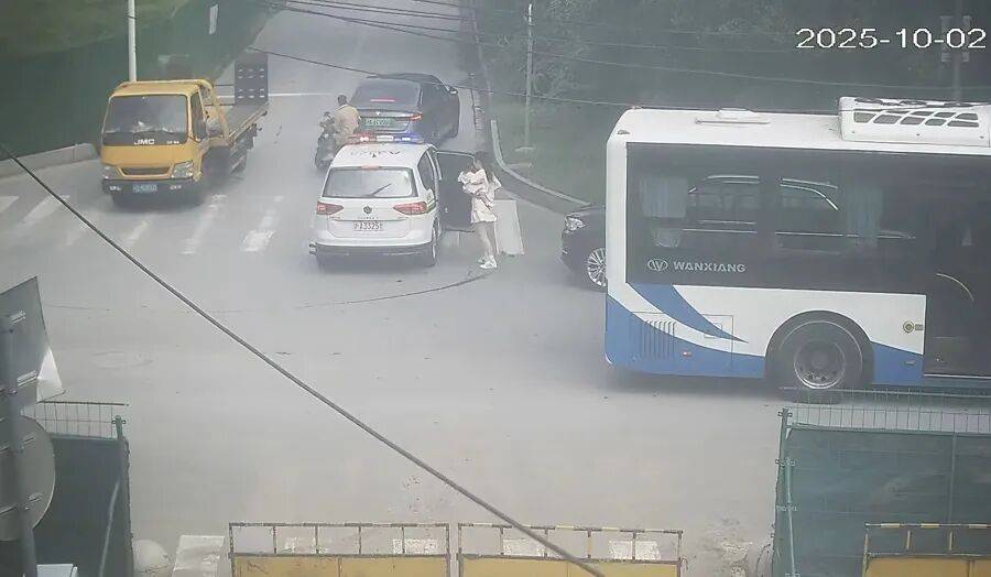 怎么申请皇冠信用網_“我肯定要闯红灯的！”事发上海街头怎么申请皇冠信用網，民警紧急上报……