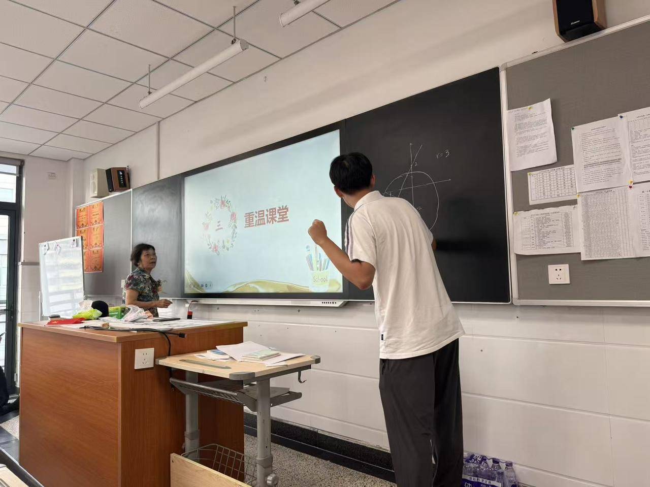 皇冠2登录welcome_那个让老师骄傲的“调皮”班级!30年同学聚会皇冠2登录welcome,还伴有一封来自贵州的感谢信