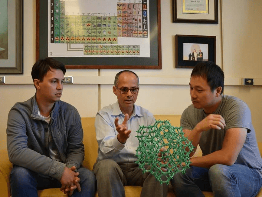 皇冠信用網登2代理申_三名科学家获2025诺贝尔化学奖:皇冠信用網登2代理申他们让沙漠空气也能“榨”出水