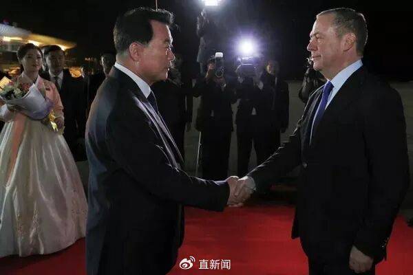 皇冠信用网账号申请_梅德韦杰夫抵朝鲜时发帖：朋友依然相伴皇冠信用网账号申请，敌人则瑟缩颤抖