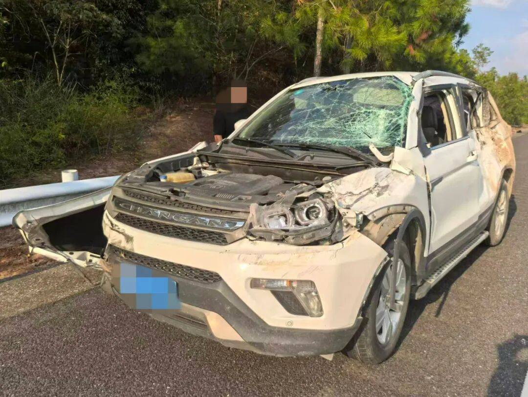 皇冠信用网在线注册_“我撒谎天打雷劈！”男子高速突然强行变道致翻车皇冠信用网在线注册，反诬赖对方