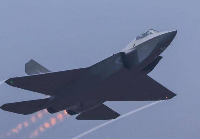 信用網怎么开户_歼16单枪匹马信用網怎么开户，击退两架F22？美媒承认：这2点比不过中国