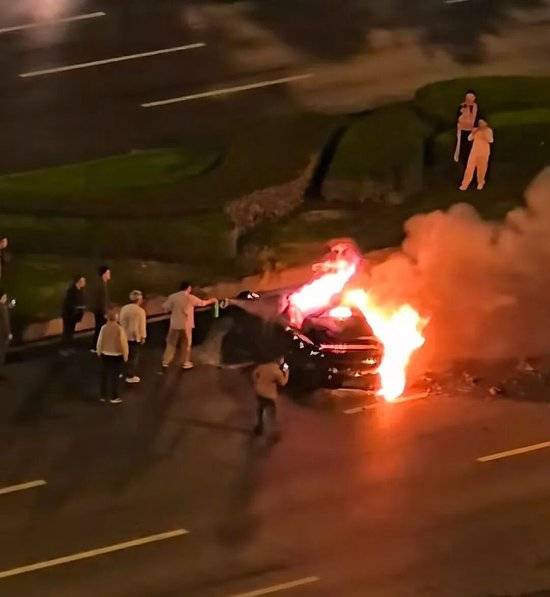 皇冠信用网在线申请_小米SU7碰撞后爆燃皇冠信用网在线申请，多人救援未果，驾驶员不幸遇难