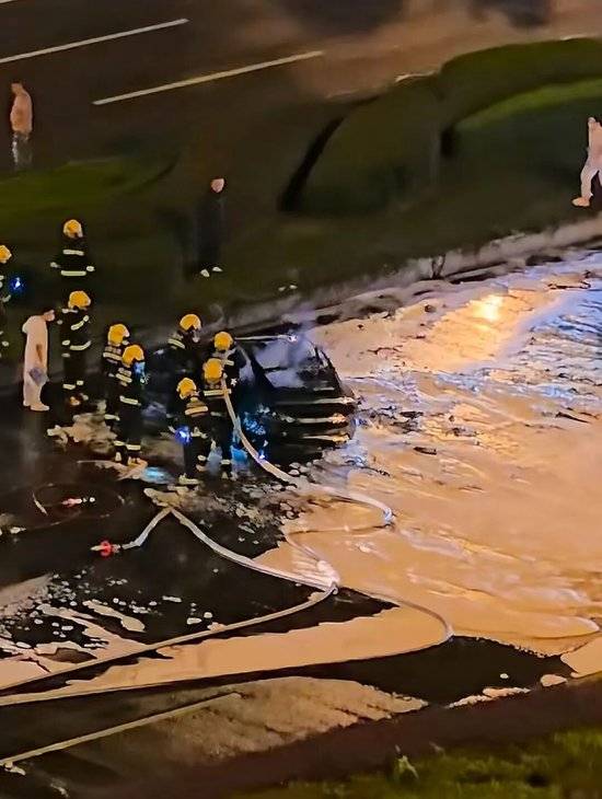 皇冠信用网在线申请_小米SU7碰撞后爆燃皇冠信用网在线申请，多人救援未果，驾驶员不幸遇难